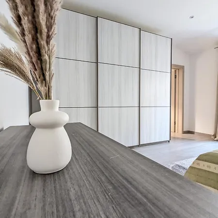 Ianus Apartment